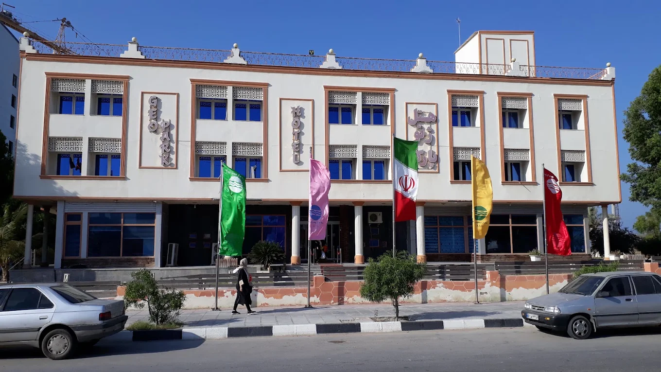 نمای بیرونی هتل ژئوپارک قشم - در قشم کجاست